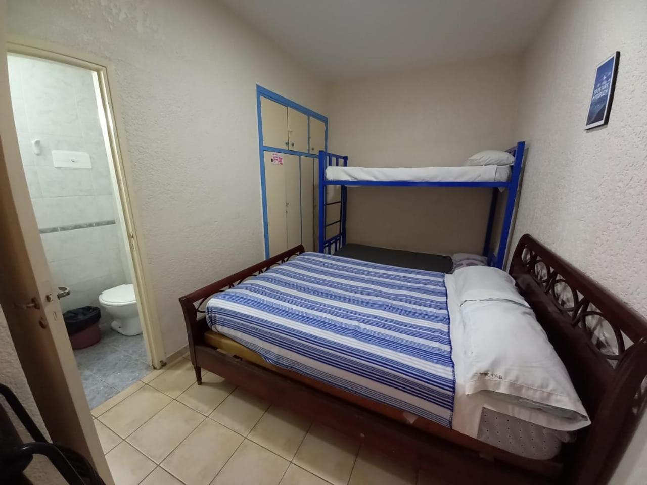 Black Sheep International Hostel Мендоса Экстерьер фото