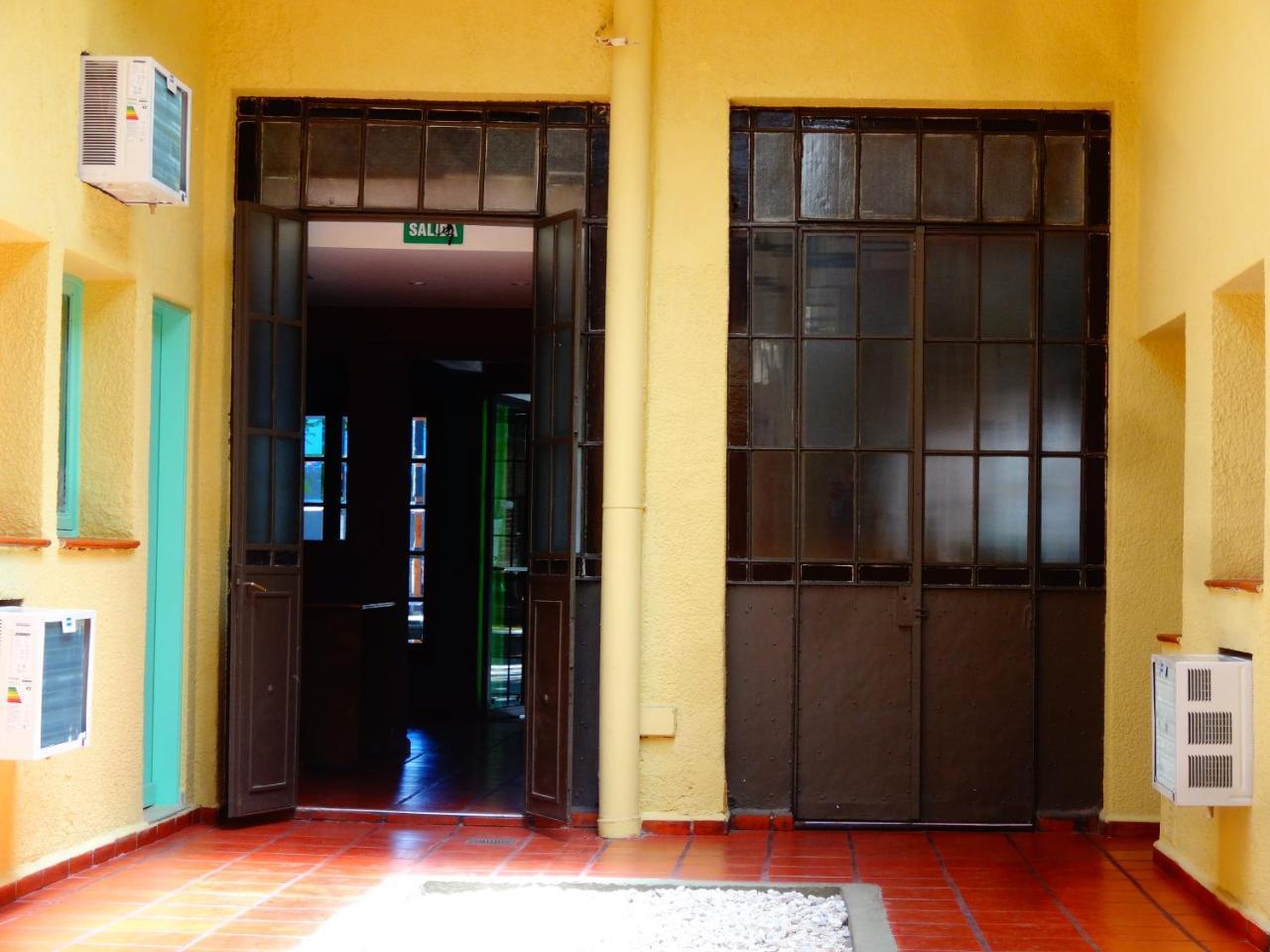 Black Sheep International Hostel Мендоса Экстерьер фото